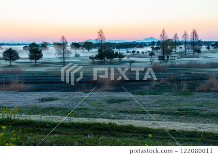 [Tochigi Prefecture_Watarase Reservoir] Sunrise over the reservoir with morning mist 122080011