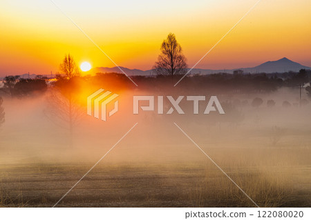 [Tochigi Prefecture_Watarase Reservoir] Sunrise over the reservoir with morning mist 122080020