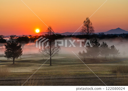 [Tochigi Prefecture_Watarase Reservoir] Sunrise over the reservoir with morning mist 122080024