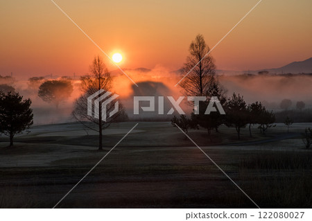 [Tochigi Prefecture_Watarase Reservoir] Sunrise over the reservoir with morning mist 122080027