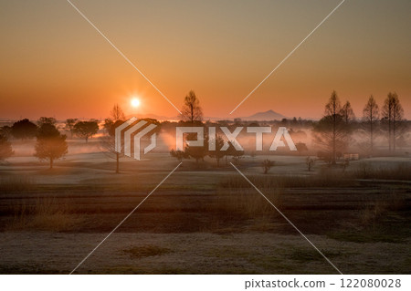 [Tochigi Prefecture_Watarase Reservoir] Sunrise over the reservoir with morning mist 122080028