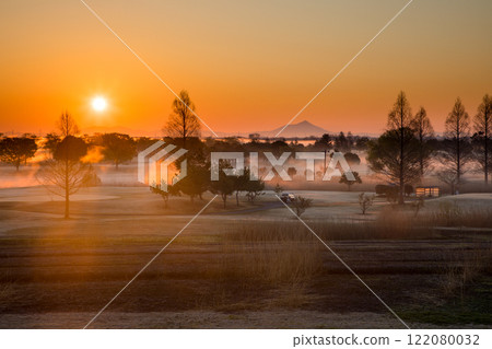[Tochigi Prefecture_Watarase Reservoir] Sunrise over the reservoir with morning mist 122080032
