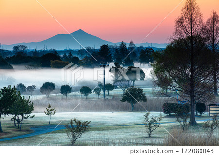 [Tochigi Prefecture_Watarase Reservoir] Sunrise over the reservoir with morning mist 122080043