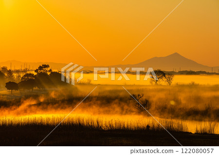 [Tochigi Prefecture_Watarase Reservoir] Sunrise over the reservoir with morning mist 122080057