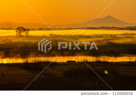 [Tochigi Prefecture_Watarase Reservoir] Sunrise over the reservoir with morning mist 122080058