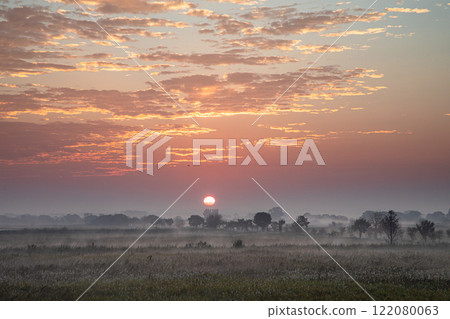 [Tochigi Prefecture_Watarase Reservoir] Sunrise over the reservoir with morning mist 122080063
