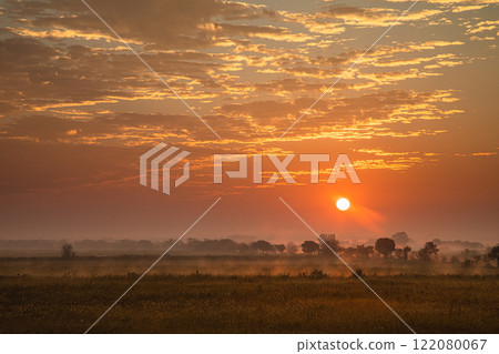 [Tochigi Prefecture_Watarase Reservoir] Sunrise over the reservoir with morning mist 122080067