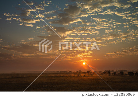 [Tochigi Prefecture_Watarase Reservoir] Sunrise over the reservoir with morning mist 122080069