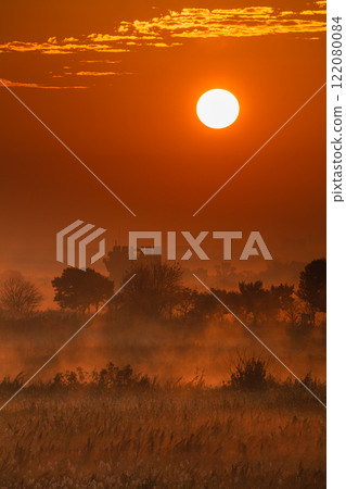 [Tochigi Prefecture_Watarase Reservoir] Sunrise over the reservoir with morning mist 122080084