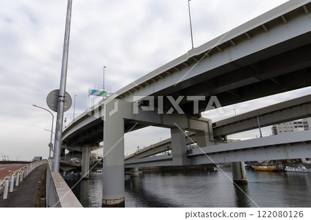 [Yokohama] Metropolitan Expressway seen from near Yamashita Pier 122080126