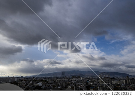 市區被雨雲覆蓋 市區被雨雲覆蓋 122080322