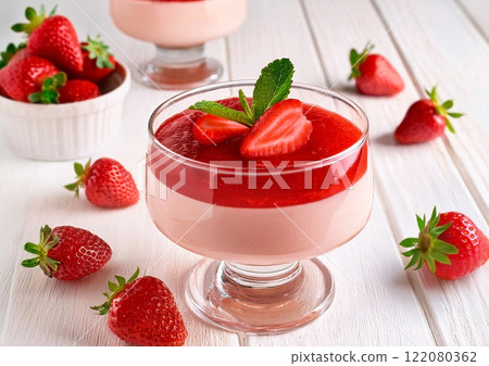甜點杯中的草莓慕斯 甜點杯中的草莓慕斯 122080362
