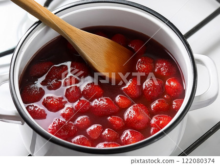 Boil lots of strawberries 122080374