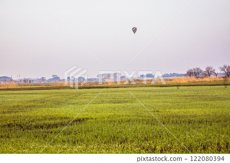 [Tochigi Prefecture_Watarase Reservoir] Dreams fly in the early spring sky 122080394