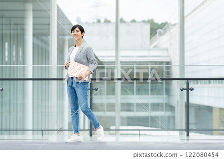 在辦公室工作的女商人 122080454