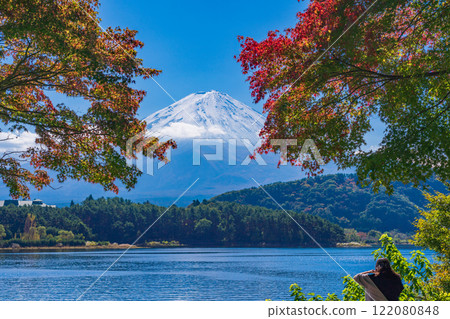 【山梨郡】河口湖畔的紅葉和白雪皚皚的富士山 122080848
