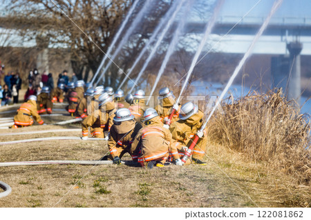 Sayama City Fire Department New Year's Parade: Simultaneous Water Discharge Training 122081862