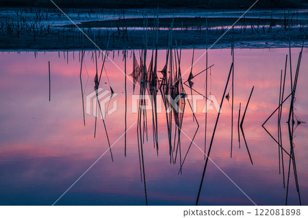 [Tochigi Prefecture_Watarase Reservoir] The Watarase River in early spring, with wooden boats floating 122081898