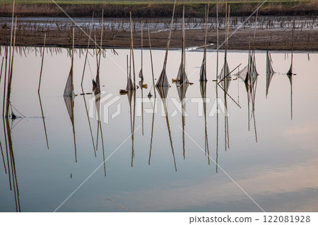 [Tochigi Prefecture_Watarase Reservoir] The Watarase River in early spring, with wooden boats floating 122081928