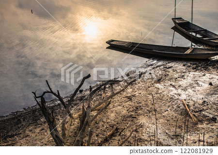 [Tochigi Prefecture_Watarase Reservoir] The Watarase River in early spring, with wooden boats floating 122081929