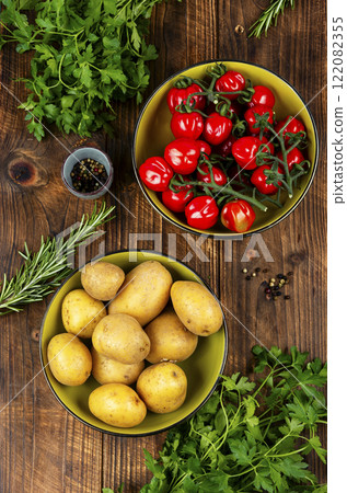 Freshly harvested potatoes. 122082355
