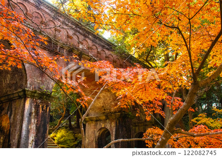 [Kyoto Scenery] Nanzenji Temple - Autumn leaves with a serene atmosphere 122082745