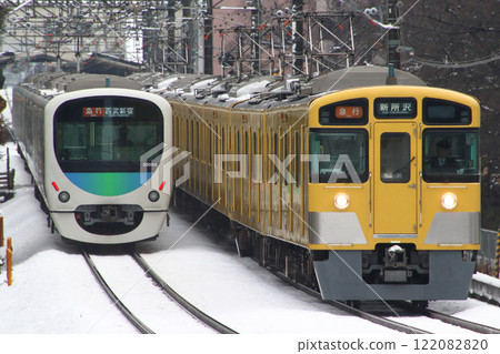[SS] Seibu Shinjuku Line 2000 Series and 30000 Series Trains (Express - 10 Cars) in Winter 122082820