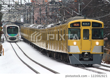 [SS] Seibu Shinjuku Line 2000 Series and 30000 Series Trains (Express - 10 Cars) in Winter 122082821