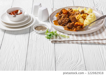 tender red wine braised beef with mashed potato tender red wine braised beef with mashed potato 122082918