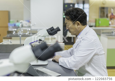 Doctors excluding microscopes Research and development Photographic cooperation: Denpa Gakuen Tokyo Electronics College 122083756