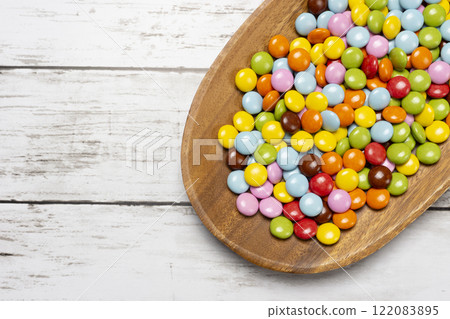 木盤上的彩色巧克力片 122083895