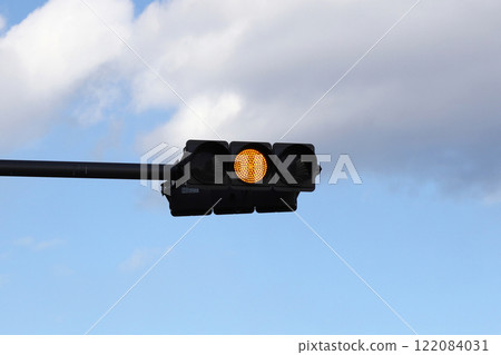 Traffic light yellow 122084031