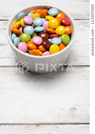 cocotte 盤中的彩色巧克力粒 122085068