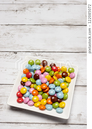 方形盤子上的彩色巧克力片 122085072
