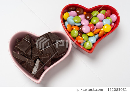 心型cocotte盤、巧克力粒和碎巧克力棒 心型cocotte盤、巧克力粒和碎巧克力棒 122085081