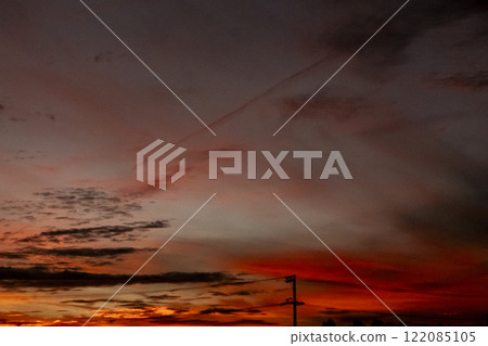 透過雲隙看到紅色的夕陽天空 122085105