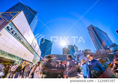 摘自5年前日本東京城市景觀的發表…外國遊客擠滿的澀谷…新時代的希望之光=2020年1月18日 122085107