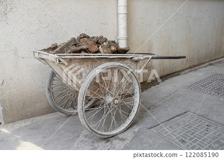 Old wheelbarrow 122085190