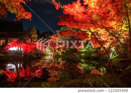 Kodaiji temple autumn garden with reflection at night, Kyoto Kodaiji temple autumn garden with reflection at night, Kyoto 122085409