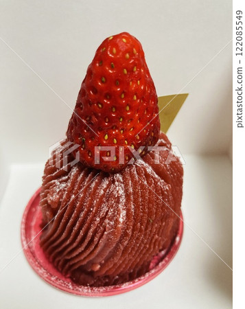Strawberry mont blanc 122085549