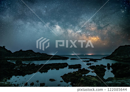 [Shizuoka Prefecture] The Milky Way at low tide from the rocks of southern Izu 122085644
