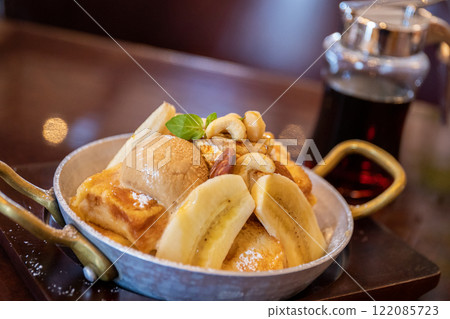 [背景有糖漿]星野咖啡的“法式吐司（香蕉和焦糖堅果）” 122085723