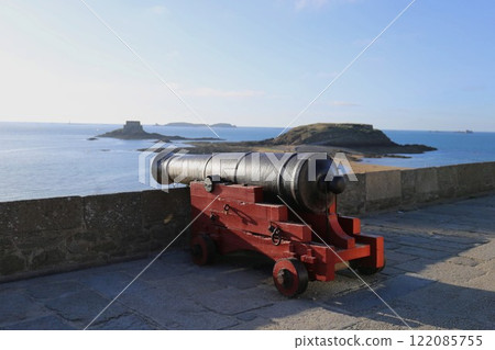 Cannons remaining on the walls of Saint-Malo, where the medieval streetscape remains 122085755