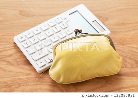 扣環錢包和白色計算器 122085951