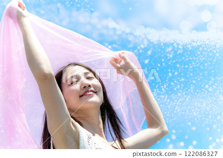 年輕女子肖像夏季形象 122086327