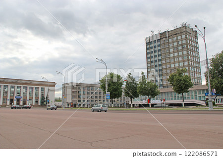 City street. Street of the Belarusian city of Gomel. City life. Urban panorama City street. Street of the Belarusian city of Gomel. City life. Urban panorama 122086571