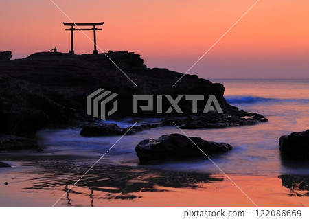[Shizuoka Prefecture] Shirahama Shrine, Daimyojin Rock's Red Torii Gate at Dawn 122086669