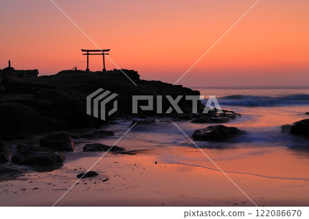 [Shizuoka Prefecture] Shirahama Shrine, Daimyojin Rock's Red Torii Gate at Dawn 122086670