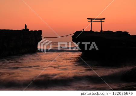 [Shizuoka Prefecture] Shirahama Shrine, Daimyojin Rock's Red Torii Gate at Dawn 122086679