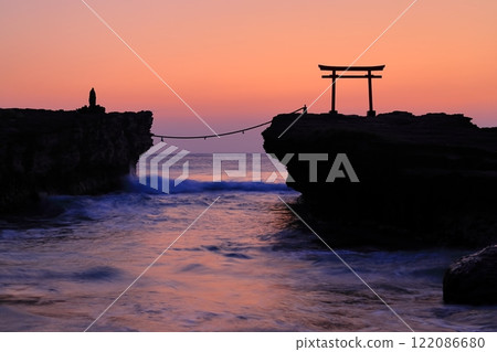 [Shizuoka Prefecture] Shirahama Shrine, Daimyojin Rock's Red Torii Gate at Dawn 122086680